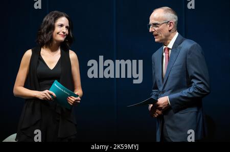 München, Deutschland. 06. Oktober 2022. Judith Wittwer, Chefredakteurin der Süddeutschen Zeitung, und Wolfgang Krach, Chefredakteur der Süddeutschen Zeitung, nehmen am Festakt zum 77.-jährigen Bestehen der Süddeutschen Zeitung im Gärtnerplatztheater Teil. Quelle: Sven Hoppe/dpa/Alamy Live News Stockfoto