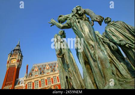 FRANKREICH. PAS-DE-CALAIS (62) CALAIS. DAS RATHAUS UND DER GLOCKENTURM. Die Bürger von Calais sind eine Statuengruppe von Auguste Rodin, die von der Stadt in Auftrag gegeben wurde Stockfoto