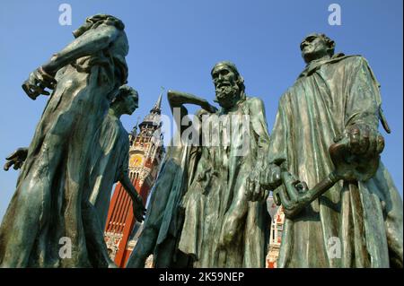 FRANKREICH. PAS-DE-CALAIS (62) CALAIS. DAS RATHAUS UND DER GLOCKENTURM. Die Bürger von Calais sind eine Statuengruppe von Auguste Rodin, die von der Stadt in Auftrag gegeben wurde Stockfoto