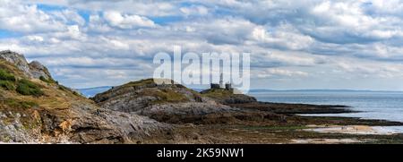 Panoramablick auf die Mumbles-Landzunge mit dem historischen Leuchtturm in der Swansea Bay Stockfoto