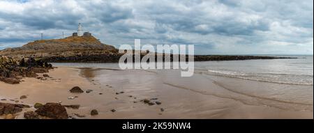 Panoramablick auf die Mumbles-Landzunge mit dem historischen Leuchtturm in der Swansea Bay Stockfoto