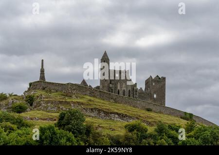 Cashel, Irland - 17. August 2022: Blick auf den historischen Rock of Cashel in der irischen Grafschaft Tipperary unter einem bewölkten und stürmischen Himmel Stockfoto