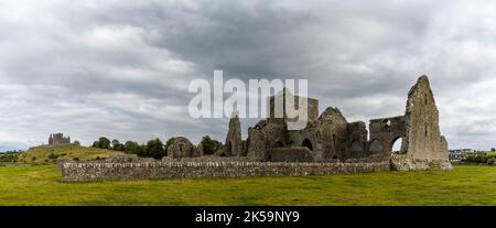 Cashel, Irland - 17. August 2022: Panoramablick auf die Ruinen der Zisterzienserabtei Hore Abbey in der Nähe des Rock of Cashel in der irischen Grafschaft Tipperary Stockfoto