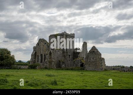 Cashel, Irland - 17. August 2022: Blick auf die Ruinen der Zisterzienserabtei Hore Abbey in der Nähe des Rock of Cashel in der irischen Grafschaft Tipperary Stockfoto