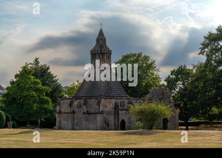 Glastonbury, Vereinigtes Königreich - 1. September 2022: Gebäude der Abt's Kitchen in der Glastonbury Abbey Stockfoto