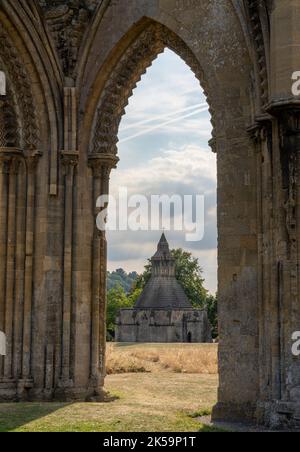 Glastonbury, Vereinigtes Königreich - 1. September 2022: Gebäude der Abt's Kitchen in der Glastonbury Abbey Stockfoto