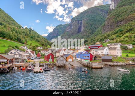 Blick auf das Dorf Undredal vom Aurlandsfjord aus gesehen. In Der Gemeinde Aurland, Vestland County, Norwegen. Stockfoto