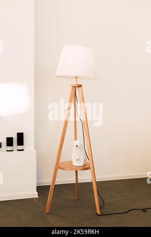 Im Innenraum steht eine stilvolle, neue weiße Lampe auf dem Boden Stockfoto