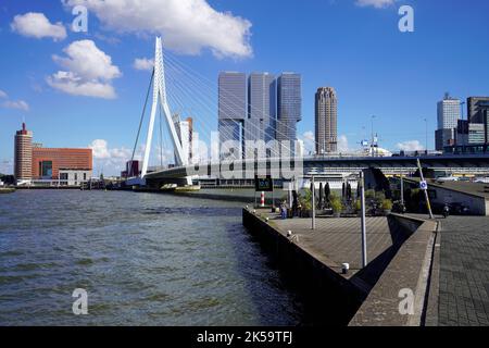 ROTTERDAM, NIEDERLANDE - 9. JUNI 2022: Skyline von Rotterdam mit Erasmusbrug-Brücke und Wolkenkratzern, Niederlande Stockfoto