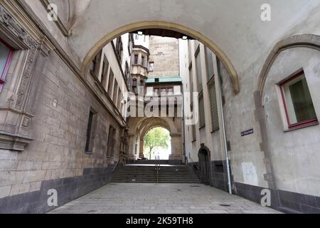 DUISBURG, DEUTSCHLAND - 10. JUNI 2022: Duisburger Rathaus historisches Gebäude, Außenansicht mit Bogen, Duisburg, Deutschland Stockfoto