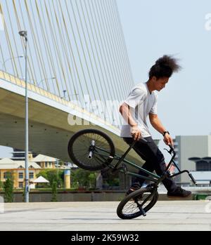 Geschick und Technik... genagelt. Ein junger bmx-Fahrer macht Tricks in der Stadt. Stockfoto