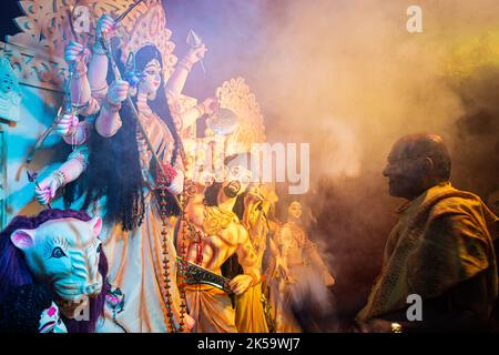 Ein Hindu-Mönch führt während Durga Puja ein Puja-Ritual durch Stockfoto