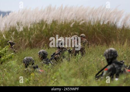 Manila, Philippinen. 7. Oktober 2022. Südkoreanische und US-amerikanische Marineinfanteristen landen am Strand während einer gemeinsamen US-philippinischen Militärübung namens „Kamandag“, die „Kooperation der Seekrieger“ bedeutet, in der Provinz Zambales, nordwestlich von Manila, Philippinen. 7. Oktober 2022. Die philippinischen und US-amerikanischen Marineinfanteristen, an denen japanisches und südkoreanisches Militärpersonal teilnahm, starteten am Montag in und um die philippinischen Inseln inmitten der Spannungen im Südchinesischen Meer und in der Straße von Taiwan umfangreiche militärische Übungen. (Bild: © Basilio Sepe/ZUMA Press Wire) Stockfoto