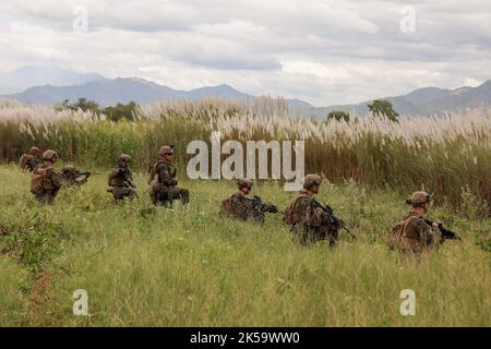 Manila, Philippinen. 7. Oktober 2022. US-Marineinfanteristen landen am Strand während einer gemeinsamen US-philippinischen Militärübung, die als „Kamandag“ bezeichnet wird und „Kooperation der Seekrieger“ bedeutet, in der Provinz Zambales, nordwestlich von Manila, Philippinen. 7. Oktober 2022. Die philippinischen und US-amerikanischen Marineinfanteristen, an denen japanisches und südkoreanisches Militärpersonal teilnahm, starteten am Montag in und um die philippinischen Inseln inmitten der Spannungen im Südchinesischen Meer und in der Straße von Taiwan umfangreiche militärische Übungen. (Bild: © Basilio Sepe/ZUMA Press Wire) Stockfoto