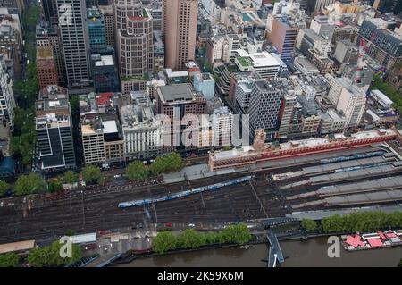 Blick auf Melbourne vom Eureka Tower, Southbank, mit den Bahnhöfen der Flinders Street im Vordergrund Stockfoto