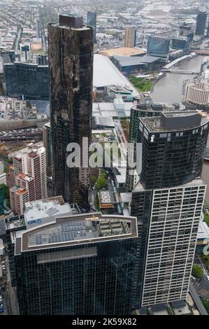 Blick auf die Stadt Melbourne vom Eureka Tower auf der Southbank nach Westen. 254m Prima Pearl Tower im Vordergrund ist eine Wohnanlage, die 2014 fertiggestellt wurde. Stockfoto