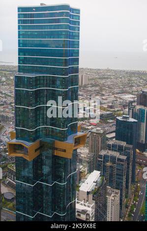 Blick auf die Stadt Melbourne vom Eureka Tower auf der Southbank nach Westen. Der Australia 108 Tower im Vordergrund ist ein 100-stöckiges Wohnhochhaus. Stockfoto