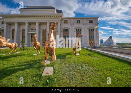 Lebensgroße, glänzende Bronzeskulpturen hinter der Astana Opera and Ballet Theatre Hall. In Astana, Nursultan, Kasachstan. Stockfoto