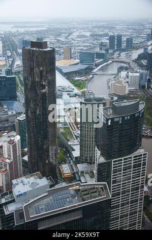 Blick auf die Stadt Melbourne vom Eureka Tower auf der Southbank nach Westen. 254m Prima Pearl Tower im Vordergrund ist eine Wohnanlage, die 2014 fertiggestellt wurde. Stockfoto