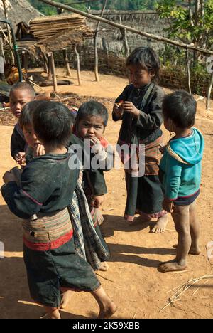 Kinder der en-Minderheit spielen in ihrem Bergstammdorf außerhalb von Kengtung, Shan State, Myanmar Stockfoto