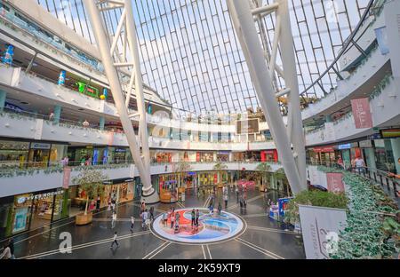 Blick auf das Innenatrium mit Stahlträgern des Norman Foster-Designs des zeltartigen Khan Shatyr Shopping Malls. In Astana, Nursultan, Kasachstan. Stockfoto