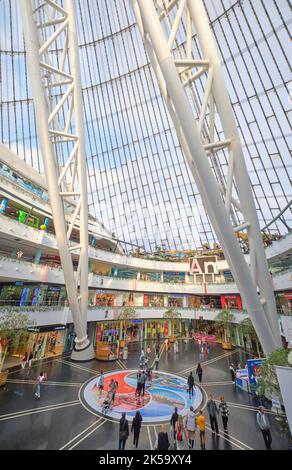 Blick auf das Innenatrium mit Stahlträgern des Norman Foster-Designs des zeltartigen Khan Shatyr Shopping Malls. In Astana, Nursultan, Kasachstan. Stockfoto