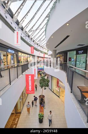 Verwinkelte Aussicht auf die Einkaufshalle des Norman Foster-Designs des zeltartigen Khan Shatyr Einkaufszentrums. In Astana, Nursultan, Kasachstan. Stockfoto