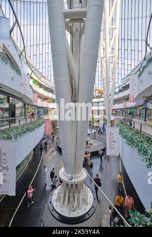 Blick auf das Innenatrium mit Stahlträgern des Norman Foster-Designs des zeltartigen Khan Shatyr Shopping Malls. Ein TREX im Hintergrund. In Astana, Stockfoto