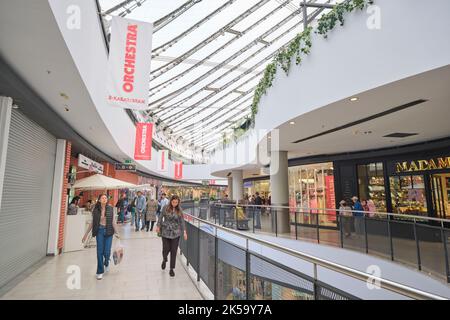 Verwinkelte Aussicht auf die Einkaufshalle des Norman Foster-Designs des zeltartigen Khan Shatyr Einkaufszentrums. In Astana, Nursultan, Kasachstan. Stockfoto