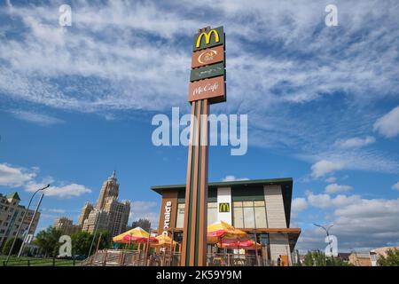 Außenansicht eines typischen McDonald's, McCafe Restaurantgebäudes. In Astana, Nursultan, Kasachstan. Stockfoto