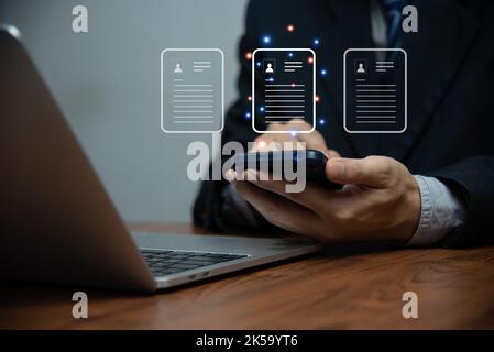 Geschäftsmann berührt auf dem virtuellen Bildschirm. Enterprise Resource Planning ERP-Dokumentenmanagement-Konzept mit Symbolen auf dem virtuellen Bildschirm. Stockfoto