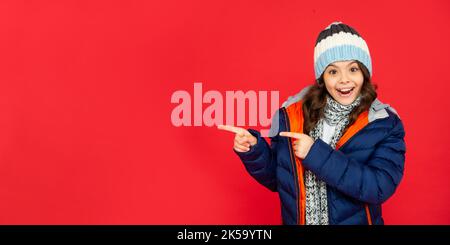 Portrait des Kindes trägt warme Kleidung mit Schal. ausdruck positiver Emotion. Wintermode. Stockfoto