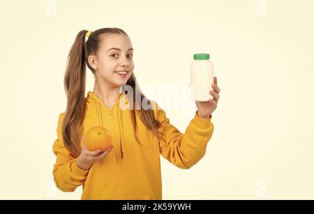 Präsentiert Vitamin-Produkt. Kind mit Orange aromatisierte Pille. Brausetablette für Kinder. Stockfoto