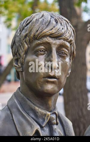 Detail des Gitarristen John Lennon aus einer Bronzestatue der legendären Pop-, Rock-Band, The Beatles, Walking. In Astana, Nursultan, Kasachstan. Stockfoto