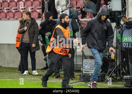 Herning, Dänemark. 06. Oktober 2022. Fußballfans von Feyenoord kommen vor dem Spiel der UEFA Europa League zwischen dem FC Midtjylland und Feyenoord in der MCH Arena in Herning auf den Platz. (Foto: Gonzales Photo/Alamy Live News Stockfoto