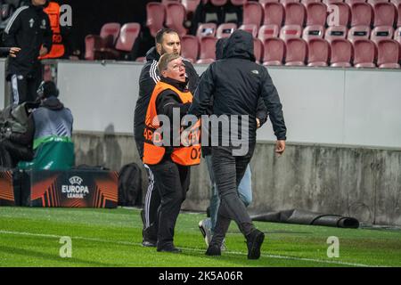 Herning, Dänemark. 06. Oktober 2022. Fußballfans von Feyenoord kommen vor dem Spiel der UEFA Europa League zwischen dem FC Midtjylland und Feyenoord in der MCH Arena in Herning auf den Platz. (Foto: Gonzales Photo/Alamy Live News Stockfoto