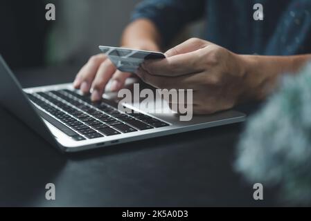 Mann hält Kreditkarte Zahlung Brieftasche Technologie digitalen Online-Shopping E-Commerce-Business-Finanzen. Stockfoto