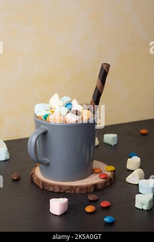 HEISSE SCHOKOLADENMILCH: Aller Zeitliebling für Kinder die heiße Schokoladenmilch mit Marschmalchen gekrönt Stockfoto