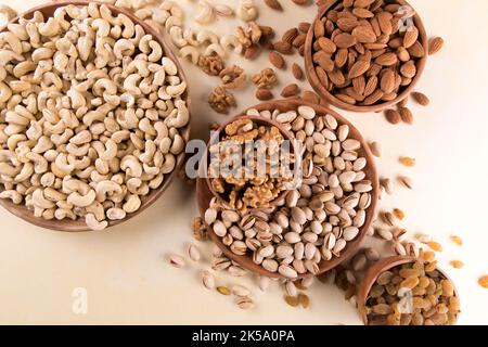 GEMISCHTE NÜSSE: Ein Bild, das die Vielfalt der Kerne von trockenen Früchten wie Mandel, Walnuss, Cashew, Pistazie und Rosinen zeigt. Stockfoto