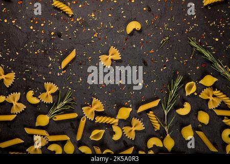 PASTA: Dieses Bild zeigt die verschiedenen Arten von Pasta und die Kombination von Zutaten für die Herstellung eines authentischen Pasta-Rezept verwendet. Stockfoto