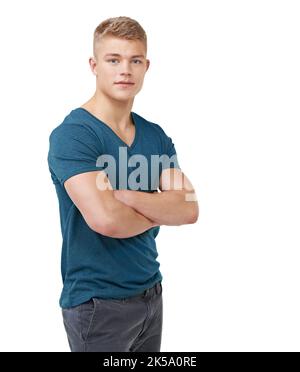 Modisch und hübsch. Ein hübscher junger Mann, der seine Arme kreuzt und auf einem weißen Hintergrund steht. Stockfoto
