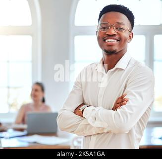 Führung, schwarzer Mann und Erfolg Corporate Accounting Manager arbeiten im Finanzunternehmen Büro. Finanzbuchhalter Afrikanischer männlicher Berater in Stockfoto