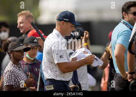 BANGKOK, THAILAND - 7. OKTOBER: Bryson DeChambeau aus den Vereinigten Staaten von Amerika unterzeichnet Autogramme vor der ersten Runde beim LIV GOLF INVITATIONAL BANGKOK auf dem Stonehill Golf Course am 7. Oktober 2022 in Bangkok, THAILAND (Foto: Peter van der Klooster/Alamy Live News) Stockfoto