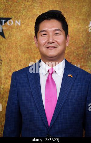 Hamburg, Deutschland. 06. Oktober 2022. Jason Chue, Generalkonsul der USA in Hamburg, kommt · über den Roten Teppich zur deutschen Premiere des Musicals 'Hamilton' im Operettenhaus Hamburg. Quelle: Christian Charisius/dpa/Alamy Live News Stockfoto