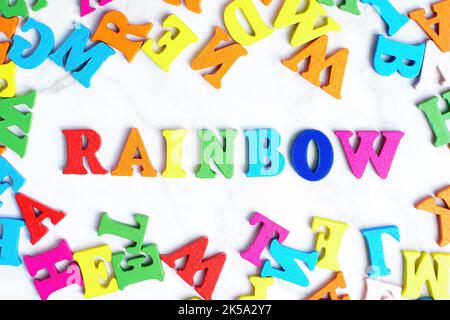 Bunte Holzbuchstaben in REGENBOGEN Wort angeordnet. Bildung und Neuanfänge Konzept. Stockfoto