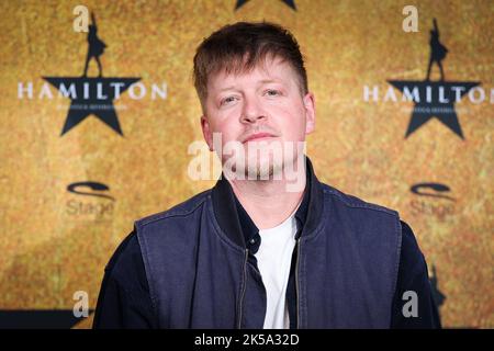 Hamburg, Deutschland. 06. Oktober 2022. Rapper Nico Suave läuft auf dem roten Teppich zur deutschen Premiere des Musicals 'Hamilton' im Operettenhaus Hamburg. Quelle: Christian Charisius/dpa/Alamy Live News Stockfoto