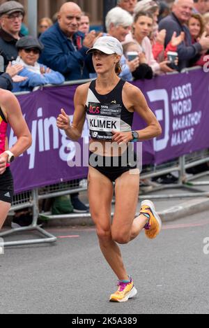 Marci Klimek beim TCS London Marathon 2022 Elite Women Race in Tower Hill, City of London, Großbritannien. Amerikanische Athletin Stockfoto