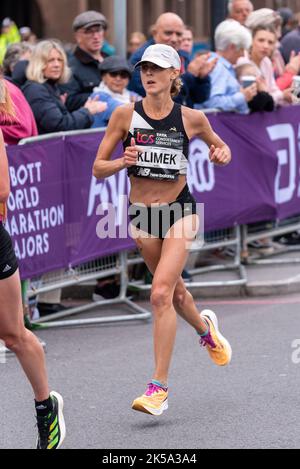 Marci Klimek beim TCS London Marathon 2022 Elite Women Race in Tower Hill, City of London, Großbritannien. Amerikanische Athletin Stockfoto