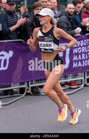 Marci Klimek beim TCS London Marathon 2022 Elite Women Race in Tower Hill, City of London, Großbritannien. Amerikanische Athletin Stockfoto