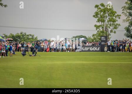 BANGKOK, THAILAND - 7. OKTOBER: Dustin Johnson aus den Vereinigten Staaten von Amerika schlägt am 7. Oktober 2022 in Bangkok, THAILAND, in der ersten Runde auf dem LIV GOLF INVITATIONAL BANGKOK auf dem Stonehill Golf Course auf Loch 7 ab (Foto: Peter van der Klooster/Alamy Live News) Stockfoto